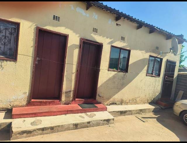 2 BEDROOM HOUSE FOR SALE IN MOFOLO CENTRAL